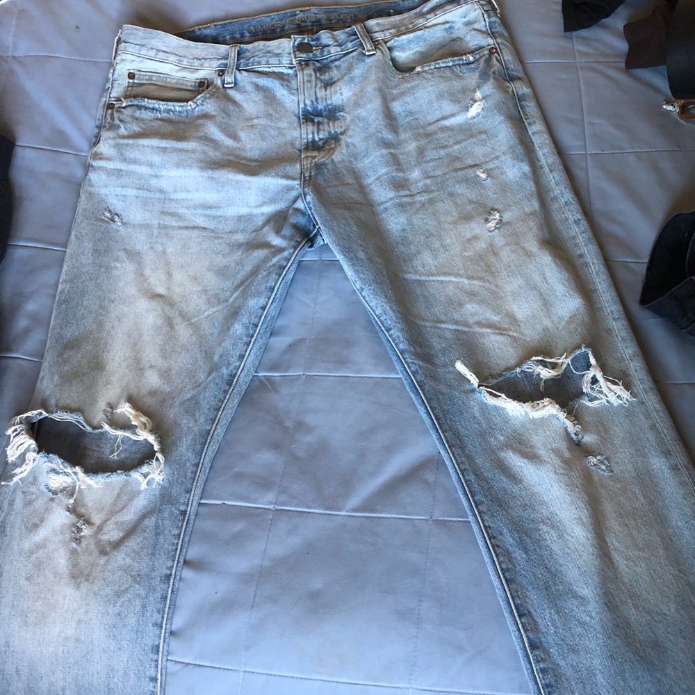 American eagle men’s distressed jeans.